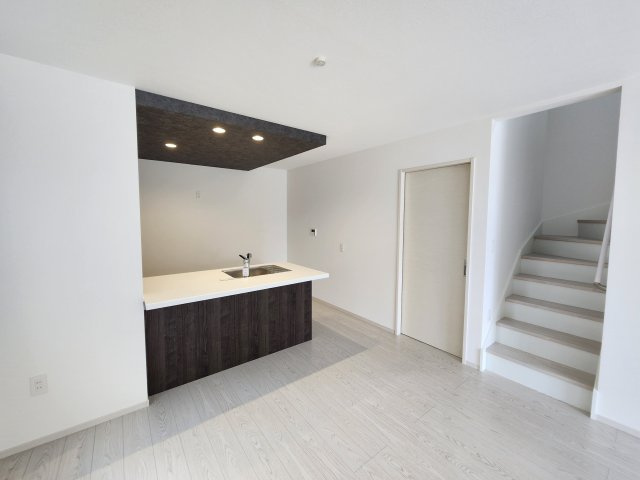 名古屋市瑞穂区白砂町３丁目の新築一戸建の居間・リビング|◇リビング◇　　明るく広いリビング２０．０帖　家族のコミュニケーションが自然と増えるリビング階段♪