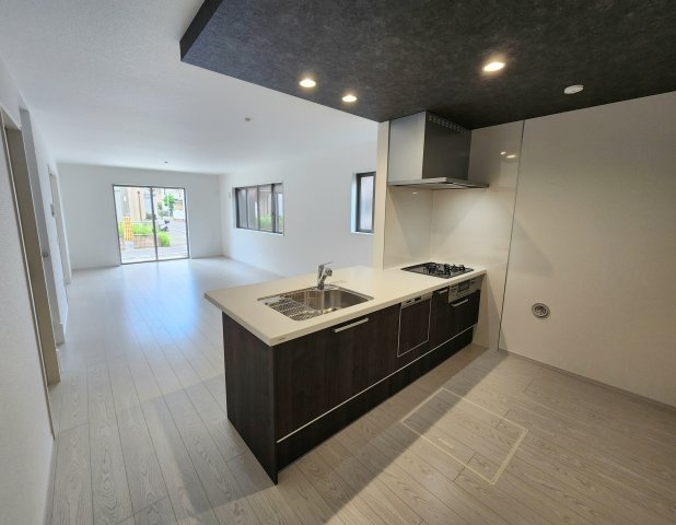 名古屋市瑞穂区白砂町３丁目の新築一戸建の居間・リビング|◇リビング◇　　明るく広いリビング２０．０帖　リビングが見渡せる対面キッチン♪