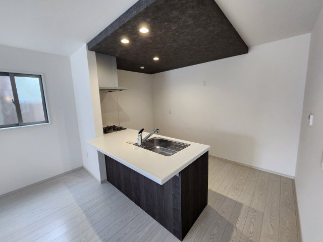 名古屋市瑞穂区白砂町３丁目の新築一戸建のキッチン|◇キッチン◇　　人気の対面式フラットキッチン・食洗機・浄水器一体型水栓・静音仕様シンク・薄型換気扇・床下収納庫