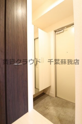 エヴァーラスティング千葉の玄関|ちょっとした収納スペースも充実しています