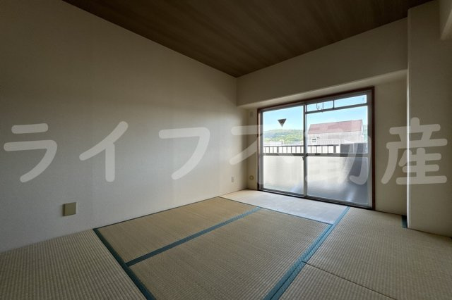 シロハイヌ今米の和室|畳の上でゆっくりとくつろげる和室です