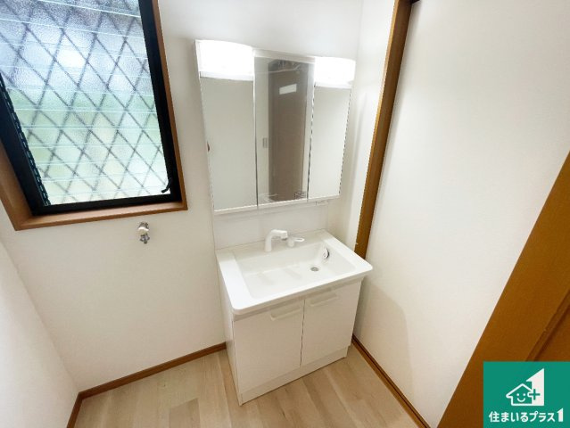 伊丹市西野　中古一戸建ての独立洗面台|清潔感のある洗面台です。フラットな鏡は掃除がしやすく毎日清潔！鏡裏には収納があるのでスッキリとした洗面台が保てます。