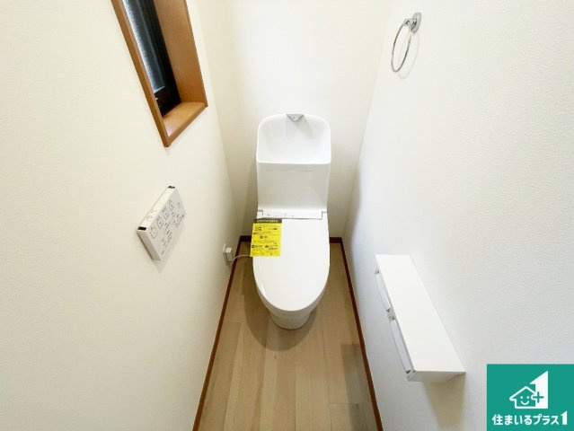 伊丹市西野　中古一戸建てのトイレ|1・2階の2ヶ所にあるので、朝の忙しい時間の順番待ちもなく、深夜の利用にも大変便利です。