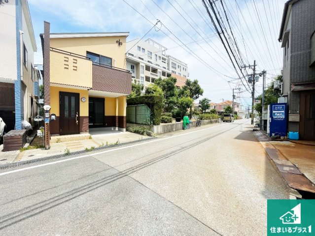 伊丹市西野　中古一戸建ての前面道路含む現地写真|周辺は閑静な住宅街！前面道路広々で車の出し入れも便利です。駐車が苦手な方でも安心して車庫入れできます！
