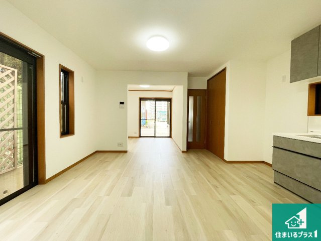 伊丹市西野　中古一戸建ての居間・リビング|日当たり良好の明るいリビングで朝の目覚めもスッキリできそう！対面キッチンでご家族のコミュニケーションも自然と増える設計！小さなお子様が遊ぶスペースを作っても広々とくつろげるLDK！