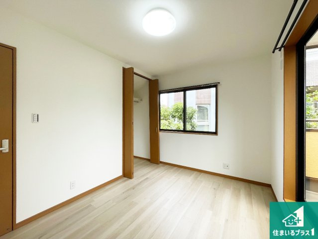 伊丹市西野　中古一戸建ての洋室|シンプルな洋室は、自分好みのインテリアが楽しめます♪