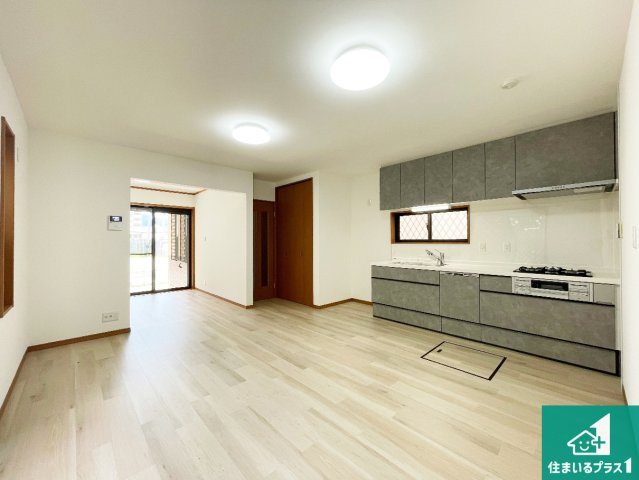 伊丹市西野　中古一戸建ての居間・リビング|日当たり良好の明るいリビングで朝の目覚めもスッキリできそう！対面キッチンでご家族のコミュニケーションも自然と増える設計！小さなお子様が遊ぶスペースを作っても広々とくつろげるLDK！
