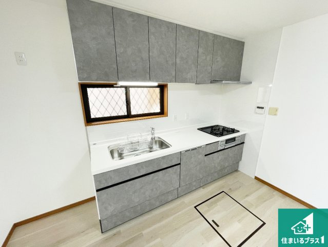 伊丹市西野　中古一戸建てのキッチン|子供を見守りながらお料理が出来るため家族のコミュニケーションか増えます♪スペースが広く確保されている為お子様が大きくなったときは一緒に料理を楽しめます♪