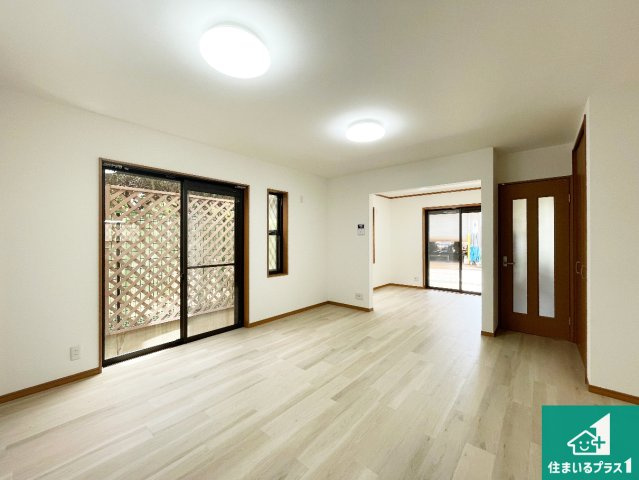 伊丹市西野　中古一戸建ての居間・リビング|明るいリビングで朝の目覚めもスッキリできそう！対面キッチンでご家族のコミュニケーションも自然と増える設計！小さなお子様が遊ぶスペースを作っても広々とくつろげるLDK！