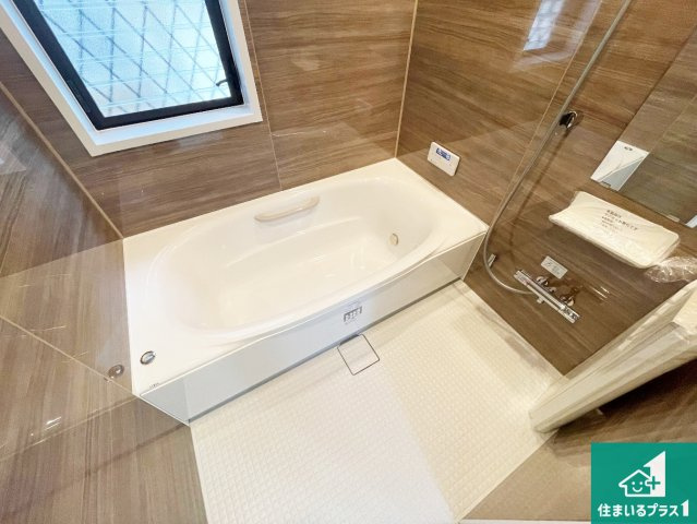 伊丹市西野　中古一戸建ての浴室|足をゆったり伸ばして寛げる浴槽です。窓が設けられていますので差し込む光が明るく穏やかな雰囲気にしてくれます♪浴室乾燥機も設置しているので、雨の日の洗濯物も安心です♪