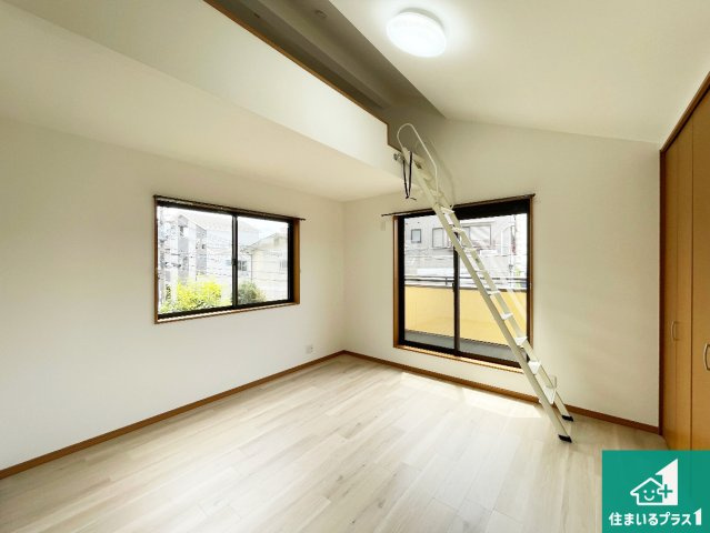 伊丹市西野　中古一戸建ての洋室|寝室は心地よい眠りについてもらいたくて、シンプルかつ開放的な空間な設計にしています！大きな窓から差し込む日が心地いいです♪