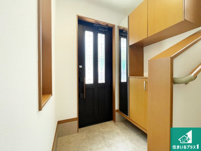 伊丹市西野　中古一戸建ての玄関|シューズボックスにはたくさんの靴が収納できるので玄関周りはいつもスッキリ！ご家族が増えても安心！