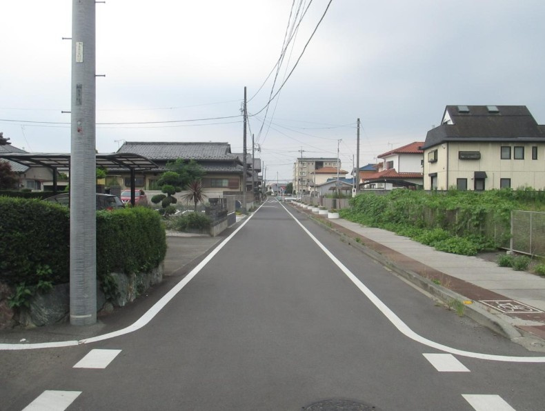伊勢崎市美茂呂町　売地　の前面道路含む現地写真