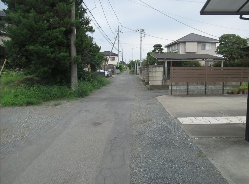 伊勢崎市美茂呂町　売地　の前面道路含む現地写真