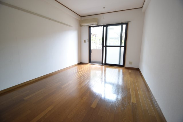 シティーコート高橋の居間・リビング|洋室8.3帖の広いお部屋です。