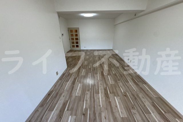 シロハイヌ今米の内装|明るい室内です
