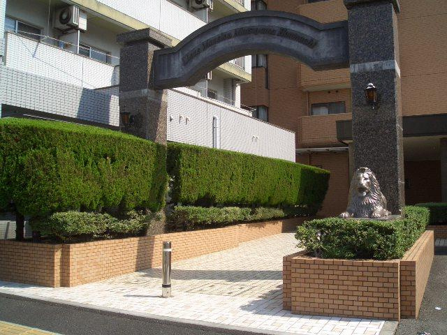 近隣のバス停や駅まで徒歩４分圏内にございます♪中心地にも行く路線で、通勤や通学にも便利です♪