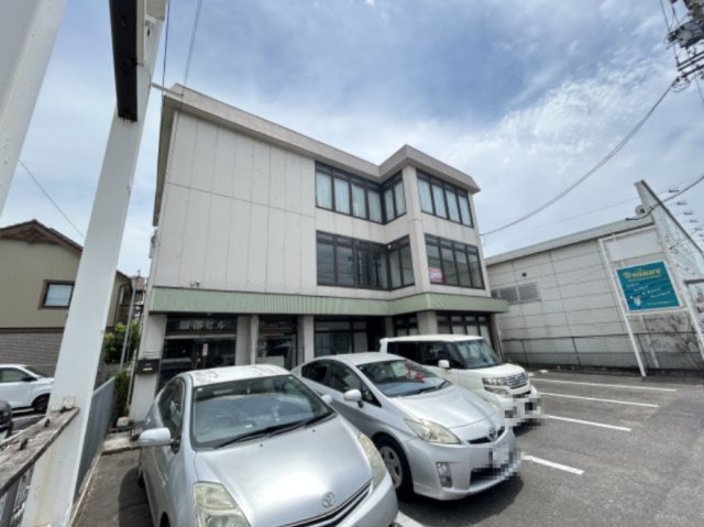 服部ビルの駐車場
