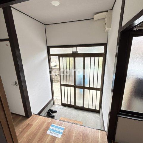 寝屋川市豊里町貸家の玄関