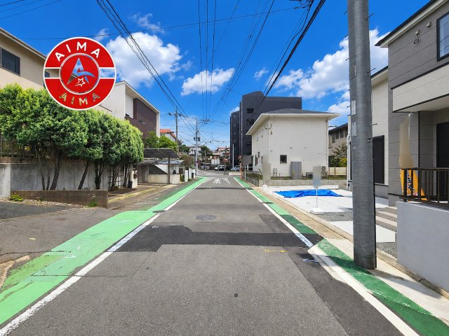 福岡市南区長丘2丁目第1-2棟（1号棟）　の前面道路含む現地写真|前面道路は閑静な住宅地をはしる車通りの少ない道路。お車の出し入れが苦手なママや小さなお子様にも安心ですね。しっかり舗装もされているので、ベビーカーや自転車で通っても快適に通行できます。