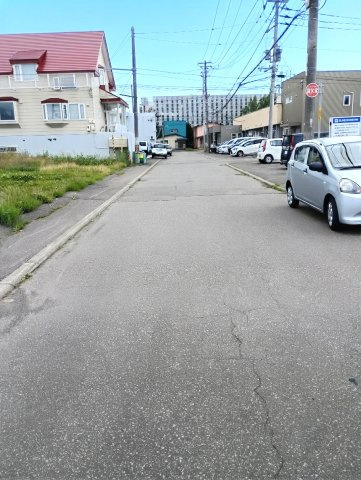 月寒東3条17丁目の前面道路含む現地写真|北西側前面道路　幅員8ｍ　　※AIにより一部景観を加工しております