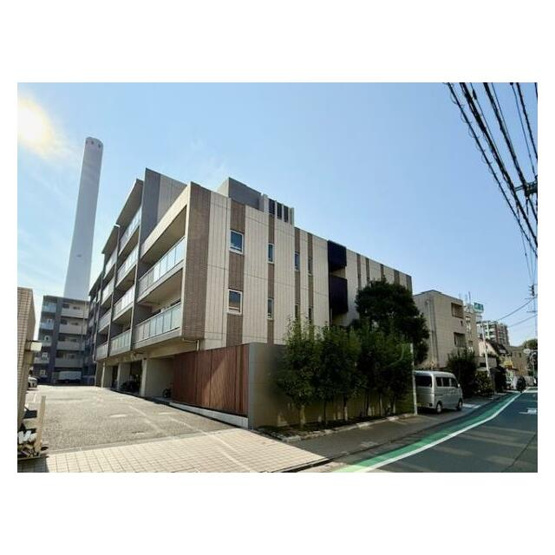 【外観】 | プレミアコンフォート高井戸 | 鉄筋コンクリート造のがっちりとした建物。