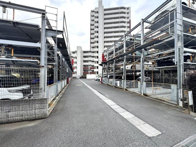 グランシエロ朝霞台シエナの丘の駐車場|駐車場
敷地内駐車場を完備。マイカーをお持ちの方も安心してご検討いただけます。空き状況や利用料金、区画の詳細につきましては最新の状況をお気軽にお問い合わせください。
