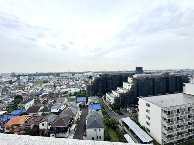 グランシエロ朝霞台シエナの丘の展望|眺望
9階住戸からのスカッと抜けた開放感あふれる眺望。前面に遮るものがなく、遠くまで見渡せる心地よい景観が広がります。四季折々の空の移り変わりをお部屋から楽しめます。