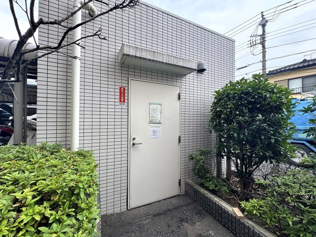 グランシエロ朝霞台シエナの丘のその他共用部分|ゴミ置き場
敷地内に設置された専用のゴミ置き場。しっかり管理されており衛生面も安心です。収集日に合わせたゴミ出しがスムーズに行え、住まいの清潔な環境を維持できます。