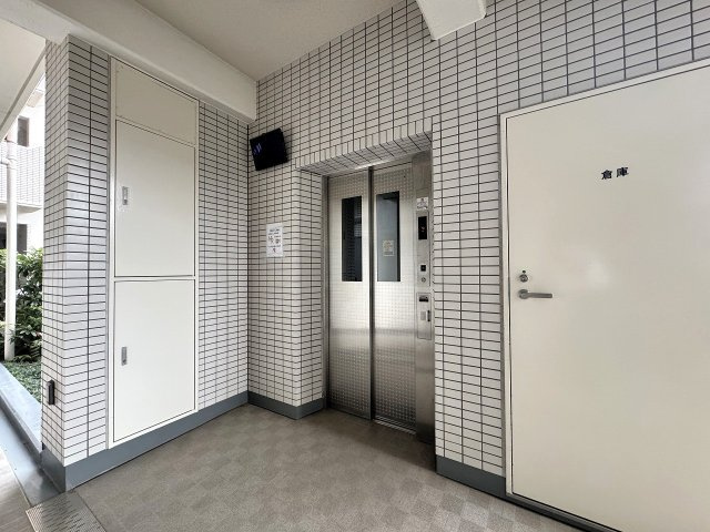 グランシエロ朝霞台シエナの丘のその他共用部分|エレベーター
快適な移動をサポートするエレベーターを完備。重い荷物を持っている日やお子様連れのお出かけ時もスムーズに移動できます。定期的な点検・メンテナンスで安心。