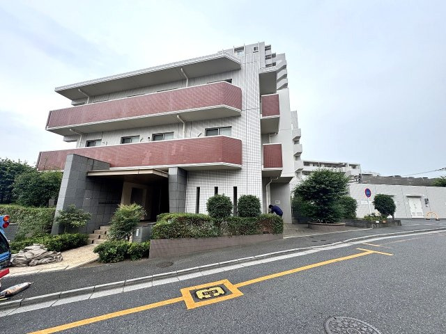 グランシエロ朝霞台シエナの丘の外観|外観
陽光に映える美しい外観フォルム。周辺は落ち着いた住宅街で住環境も良好です。耐久性やデザイン性に優れた建築設計で、末永く快適にお住まいいただけます。
