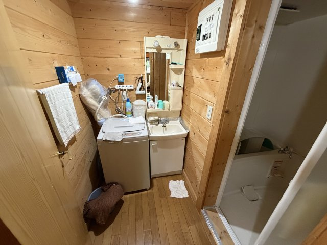 【北杜市白州町横手】森の中にあるフリージアのログハウスの洗面所