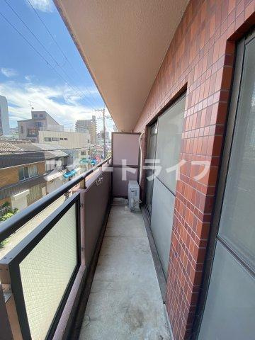 大阪市淀川区十三東４丁目の賃貸マンションのバルコニー