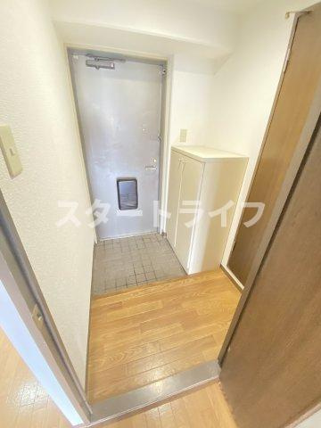 大阪市淀川区十三東４丁目の賃貸マンションの玄関