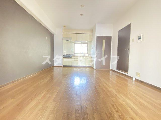 大阪市淀川区十三東４丁目の賃貸マンションの居間・リビング