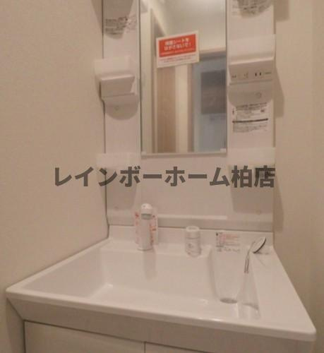 特典：仲介手数料が無料です!!の洗面所|明るい洗面所です