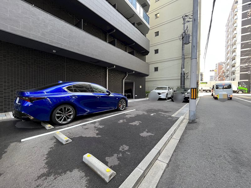 プレサンス難波クチュールの駐車場