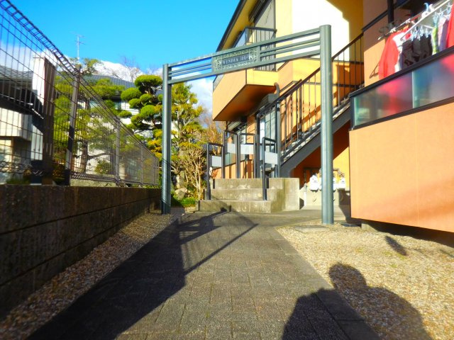 高槻市上土室１丁目のアパートのエントランス
