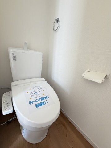大原野上里男鹿町のトイレ|1階と2階の2ヶ所に配置しており、来客時や朝の身支度時にも同時に使えて嬉しい♪（R8.7撮影）