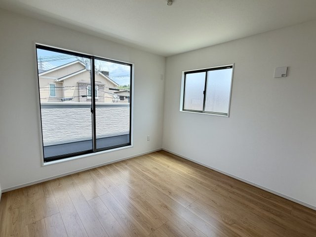 大原野上里男鹿町の洋室|【6.37帖洋室】
2階は全部で4部屋ございます。お子様の一人部屋やリモートワーク用のお部屋をつくったりなど…ライフスタイルに合わせてお使いいただけます♪（R8.7撮影）