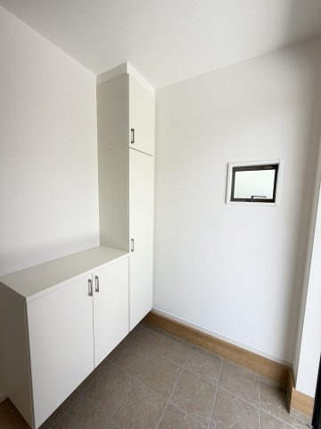 大原野上里男鹿町の玄関|住まいの「顔」となる玄関。スッキリした玄関にできるシューズボックスは欠かせない存在ですね♪（R8.7撮影）