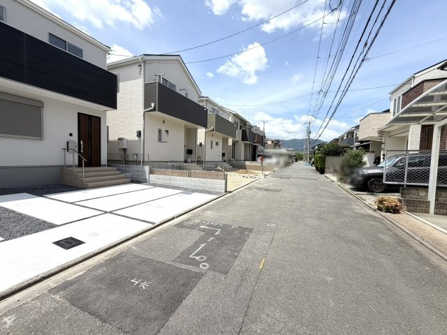 大原野上里男鹿町の外観|『お車駐車２台可能！』
前道は５ｍあり、比較的車通りが少なく、落ち着いて駐車が可能です♪（R8.7撮影）