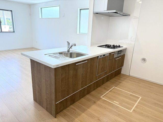 大原野上里男鹿町のキッチン|正面に遮るものがない対面キッチン。キッチンワークをしながらお子様の様子も確認できる忙しいパパママに嬉しい配置です。（R8.7撮影）