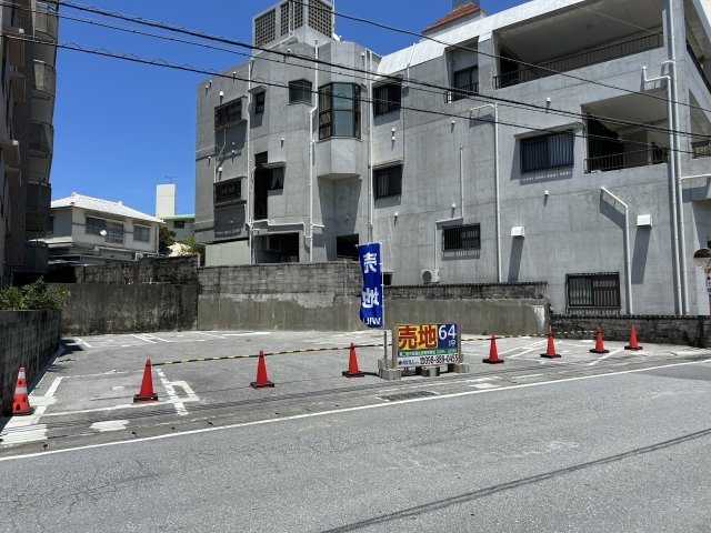 那覇市松川三丁目売土地の前面道路含む現地写真