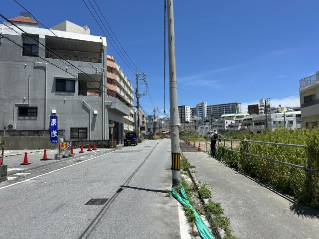 那覇市松川三丁目売土地の前面道路含む現地写真