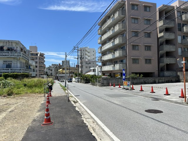 那覇市松川三丁目売土地の前面道路含む現地写真