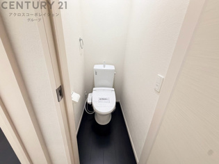 温水洗浄便座付トイレは温水洗浄機能により、暖かい水でおしりを洗浄することができ、冷たい水を使う従来の便座に比べ、温水洗浄機能で暖かいトイレを提供し、快適な使用を可能にします。