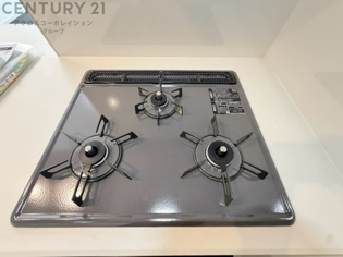 多数の調理器具を同時に使用でき、料理の効率化が可能。省エネで節約になり、様々な料理スタイルに適応できます。また、火力調整が独立しており、手入れや掃除もしやすく、今よりもっとお料理が楽しくなるかも。