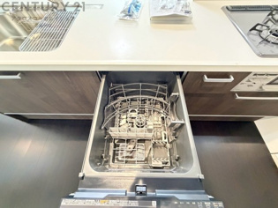 食器洗浄乾燥機は手洗いに比べて時間や労力を節約できます。また、高温のお湯で洗浄されるため、雑菌や細菌を殺菌する効果もあります。さらに、乾燥機能があるため、手で拭く手間も省け衛生的に保管できます。