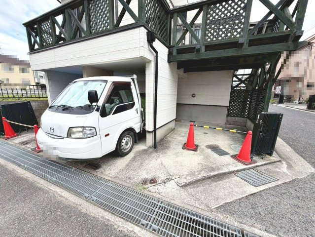 伯太町２丁目　中古一戸建の駐車場|【クローゼットやウォークインクローゼット有】家族の思い出も大切にしまっておけますね♪